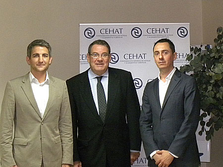 De izquierda a derecha, Humbert Torroella, fundador y CEO de Hotelerum, junto a Juan Molas, presidente de Cehat, y Tomeu Pons...