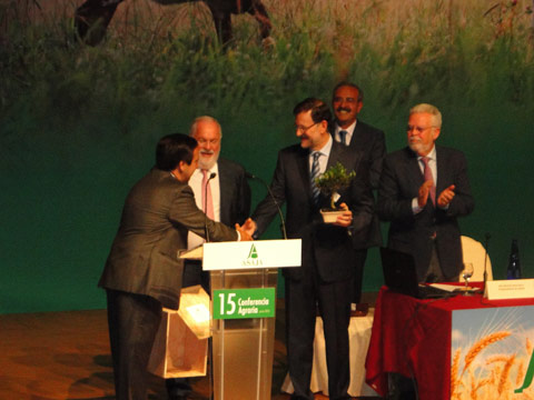 Asaja, a travs de su presidente, quiso agradecer a Mariano Rajoy su participacin en esta XV Conferencia Agraria, hacindole un obsequio...