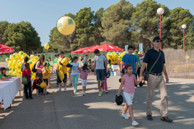 La imagen muestra cmo padres e hijos se armaban con globos para celebrar su da familiar