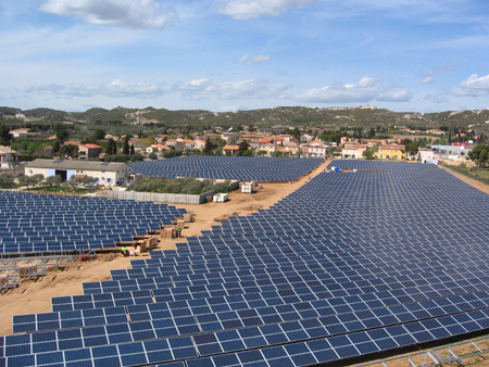 Sistema fotovoltaico en suelo de 4,5 megavatios en La Fare Les Oliviers, Francia