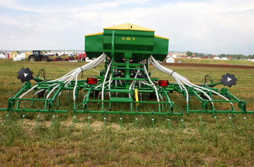 Se presentaron novedades en siembra directa, como esta sembradora de reja ligera para tractores de baja potencia