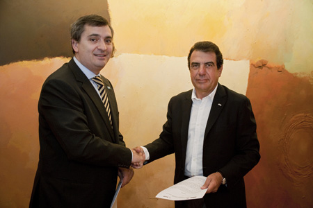 Renovacin del convenio, firmado por parte del director de BASF Construction Chemicals Iberia, Eduardo Brandao (izquierda), y el presidente del FAD...