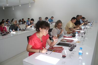 La imagen muestra a los alumnos de a Cmara de Comercio de Madrid realizando la cata de vino