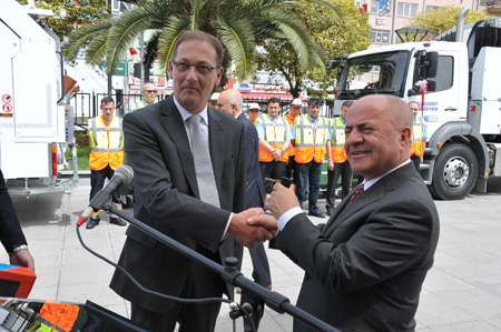 Acto de entrega de los nuevos vehculos, con el alcalde de la ciudad de Kadikoy, Selami Ozturk...