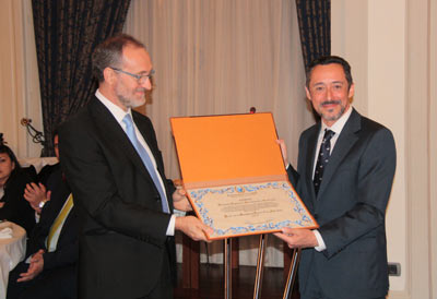 El director de Comunicacin de Aenor, Jess Gmez-Salom, recibi el reconocimiento de manos de Fernando Romero, presidente de la SIF...