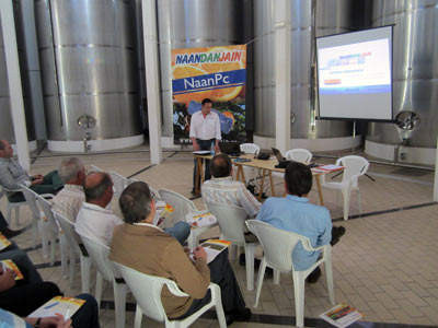 Toms Torres, delegeado de Andaluca central de la compaa, durante una de las charlas informativas