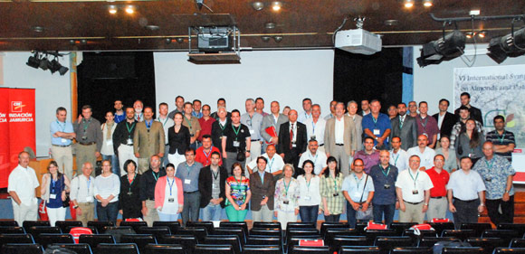 Foto de grupo de los participantes del Simposio Internacional de Almendras y Pistachos