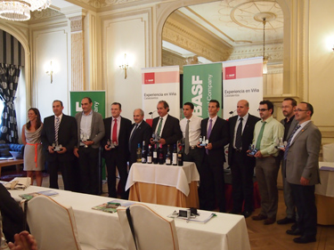 La imagen muestra un momento durante la entrega de premios a los ganadores del certamen, Experiencia en Via - Catatalentos de Basf...