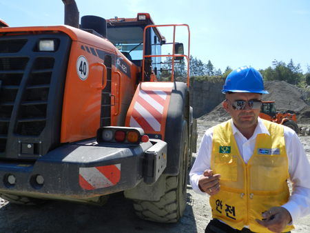 Marc Glesius, product manager for Europe of blade wheels Doosan, next to the DL-420 model