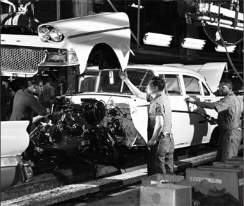 Trabajadores ensamblando el Fairlane 1958 en el FordRouge Center