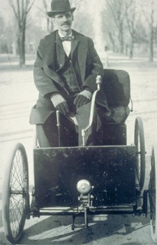Henry Ford con su primer coche...
