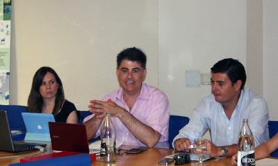 En el centro de la imagen, Jorge de Saja, en un momento durante la presentacin de 'Mycohunt'