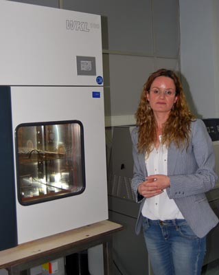 Laboratorio de Corrosin y Recubrimientos de Aimme, realizando pruebas para comprobar la vida til de los productos