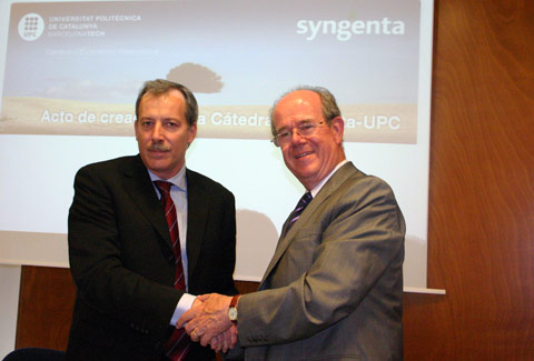 Firma del acuerdo entre Sergio Dedominici (izq.), director general de Syngenta Iberia, y Antonio Gir (dcha...