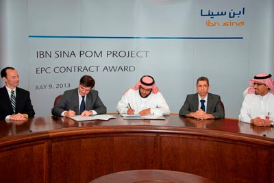 La imagen muestra el momento de la firma de contrato entre las dos compaas en Jubail (Arabia Saud)