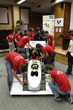 El equipo Formula Student Bizkaia ultimando los preparativos del coche para la competicin