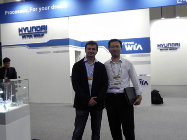 En la imagen, Kim Hyun Woo, delegado de ventas en Europa, junto a Lluis Barnadas, de Comher