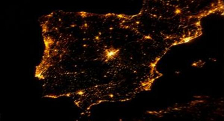La luz nocturna en la Pennsula Ibrica delata el gasto en alumbrado. / A. Snchez, de Miguel-NASA-ESA