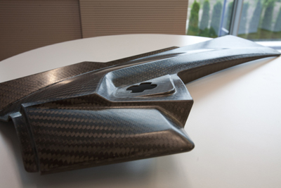 Pieza para el coche deportivo KTM X-Bow, realizada en una inyectora v-duo