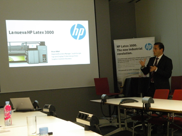 Oscar Vidal, regional business manager para el rea de ventas del sur de Europa, explicando las ventajas de la nueva impresora HP Latex 3000...