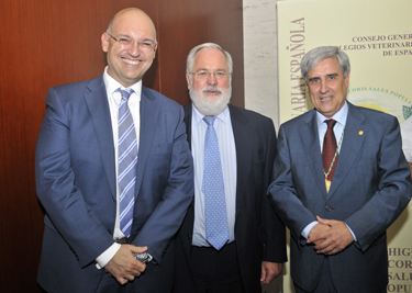 En la imagen de izquierda a derecha, Santiago de Andrs, director general de Veterindustria, Miguel Arias Caete, ministro de Agricultura...