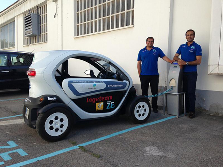 Pablo Rodrguez y Eduardo Bustillo, recargando el Renault Twizy a travs del poste Ingerev City propiedad del Grupo Arvesa...