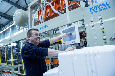 Un operario realiza una serie de comprobaciones a la mquina de refrigeracin Kiefer
