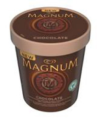 Chocolate. El helado de chocolate de siempre con trocitos de crujiente chocolate Magnum recubierto con una intensa salsa de chocolate en el interior...