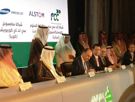 Otra instantnea de la firma del acuerdo de la participacin espaola en el proyecto del metro de Riad