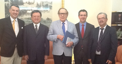 La delegacin espaola posa con el Embajador de China, Zhu Bangzao