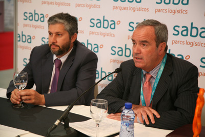 De izquierda a derecha, el Director General de la Autoridad Portuaria de Sevilla, Fausto Arroyo, y el Director General de Saba Parques Logsticos...