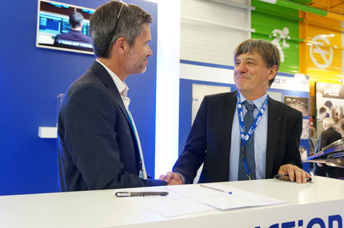 Moment of the signing between the French company Price Induction and DMP at the fair in Le Bourget to take charge of the manufacture of the gearboxes...