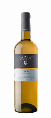 En la imagen se muestra un ejemplar del caldo Raimat Terra, el primer vino de Bodegas Raimat 100% ecolgico