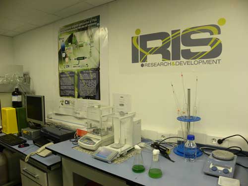 Vista parcial del laboratorio donde Iris lleva a cabo algunas de las actividades del proyecto OliPHA y donde se puede apreciar frascos de microalgas...
