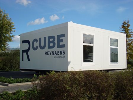 R-Cube en el exterior del Reynaers Institute