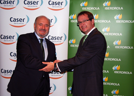 Acto de firma del acuerdo por parte de Jos Carlos Villalvilla, director de Ecoeficiencia y Servicios Energticos de Iberdrola, y Germn Bautista...