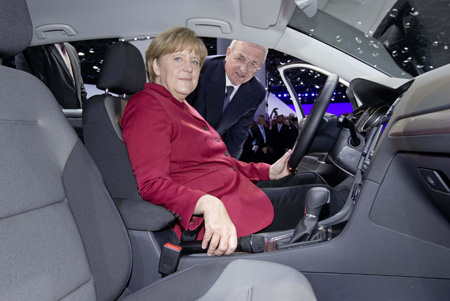 Angela Merkel durante la visita al stand de Volkswagen en el IAA
