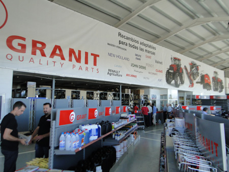 Tienda con los productos de Granit Parts en las instalaciones de Talleres Lzaro