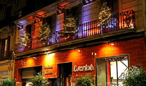 Escrib decora su establecimiento de la Gran Via de Barcelona con titnicas creaciones de chocolate. Foto: Carlos Allende...