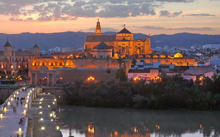 Atardecer en la ribera del ro Guadalquivir, a la altura del puente romano, a su paso por Crdoba