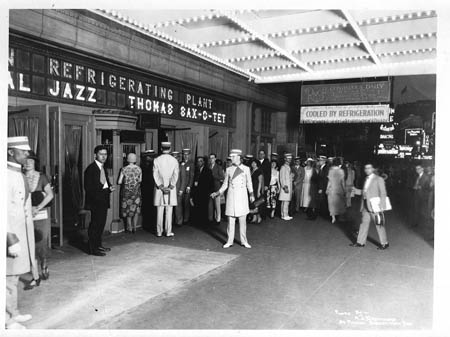 La industria del cine cambi para siempre en 1925 cuando Carrier climatiz el Teatro Rivoli de Nueva York