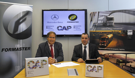 Vicente Cano, director de vehculos industriales pesados de Mercedes-Benz Espaa, y Anselmo Murado, presidente de Formaster...