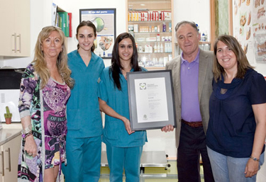 Todo el equipo de la CV Silvican, liderado por su titular Silvia Ramiro de la Calle, posa orgulloso con la certificacin obtenida...