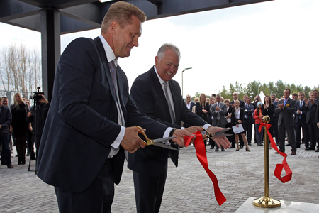 Inauguracin del nuevo concesionario. De izquierda a derecha: y Alan Blake, CEO de JCB, y Viktor Poddubitsky, presidente de Stroykomplekt...