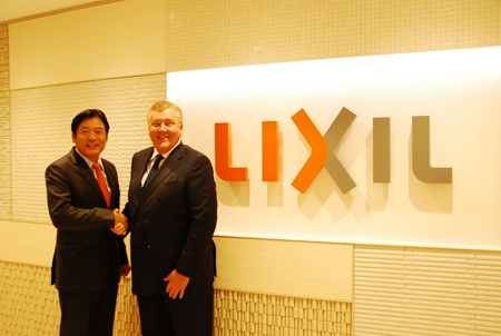 David J. Haines, chief executive officer de Grohe, y Yoshiaki Fujimor, presidente y CEO del Grupo Lixil