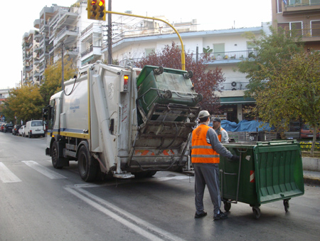 Recogida de basuras en la ciudad de Salnica