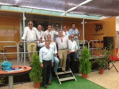 Los representantes de JCB en su stand de la Feria de Ubeda 2013