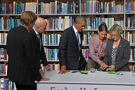 El presidente Obama y el primer ministro sueco Fredrik Reinfeldt examinan un cargador de mvil mostrado por Rakel Wreland Lindstrm y Carina...