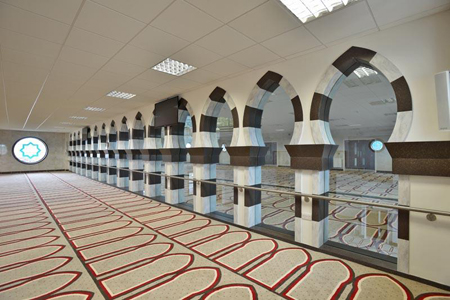 La zona de rezo de las mujeres, en el nivel de entresuelo de la nueva mezquita Jamia Sultania en Brierfield...