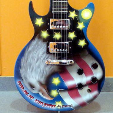 Custom Grafics tambin trabaja en otro tipo de materiales, como esta guitarra elctrica